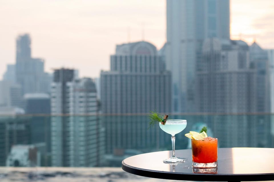 Bangkok: RedSquare Rooftop Bar at Novotel Sukhumvit 4 - Atmosphere and who it suits best