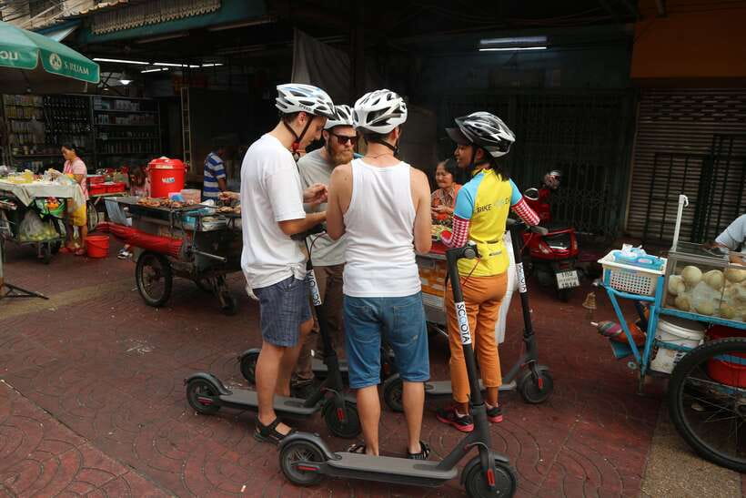 Bangkok: Riverside E-Scooter Adventure with StreetFood Snack - Wat Prayurawongsawat Worawihan and the turtle-feeding pause