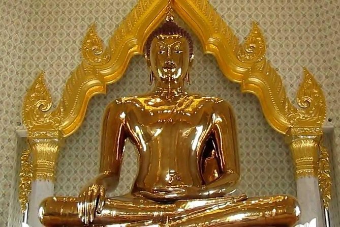 Bangkok Selfie Expert Tour: Little India, Wat Traimit & Wat Pho - Wat Traimit (Temple of the Golden Buddha): the selfie setup that starts strong