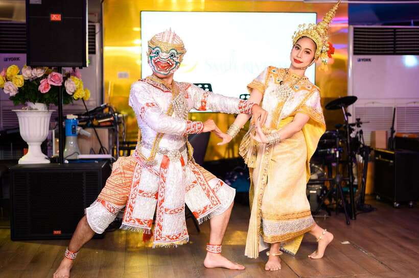 Bangkok: Smile Riverside Dinner Cruise - Cruise Route Stops: Wat Arun, the Grand Palace Area, and Asiatique Glow