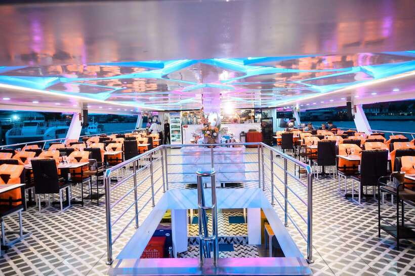 Bangkok: Smile Riverside Dinner Cruise - The Buffet Dinner and Seafood: How the Meal Works on a Boat