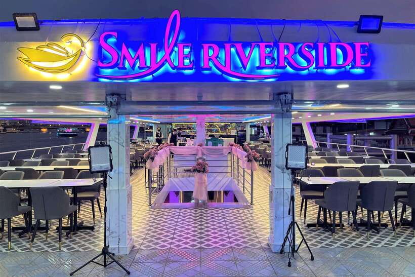 Bangkok: Smile Riverside Dinner Cruise - Where to Sit for Best Views (and a Less Annoying Sound)