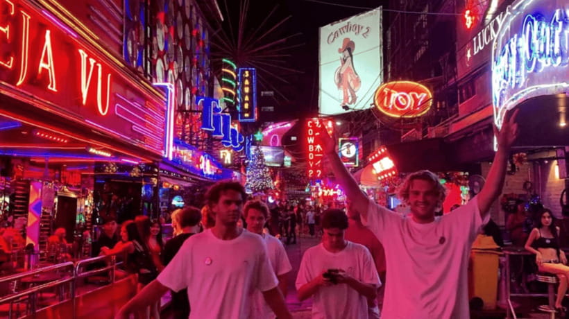 Bangkok: Soi Cowboy, Nana, Soi 11, Rooftops, Clubs & Go Go’s - Penny Black Asoke: Live Music and a Social First Hour