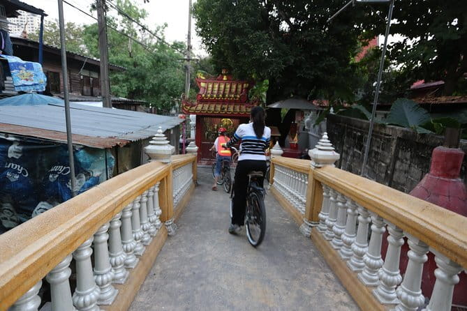 Bangkok Sunset Ride - First River Crossing to Thonburi: Klongsan Market and the 8-Story Pagoda