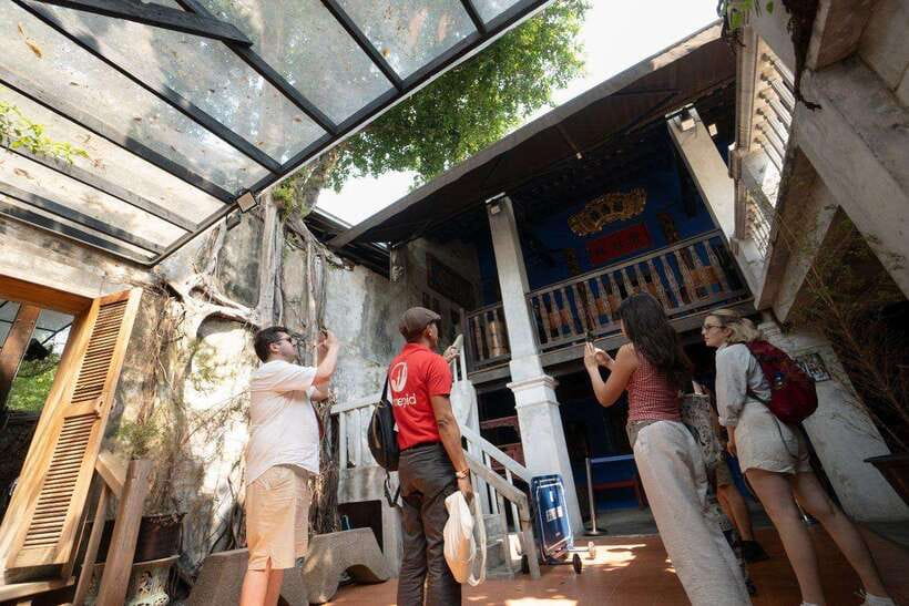 Bangkok: Talad Noi Hidden Gems & Street Food Adventure - Hong Sieng Kong and Chinatown proper: old worship spaces meet modern street life