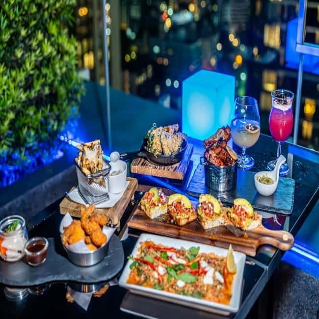 Bangkok: The Vue Bar Rooftop at Mercure Bangkok Sukhumvit 24 - Service that keeps things relaxed