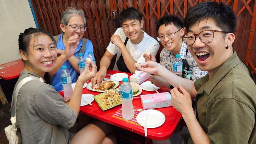 Bangkok Walking Tour : Mouthwatering Journey Food Tour - Temple and landmark stops that don’t hijack your appetite