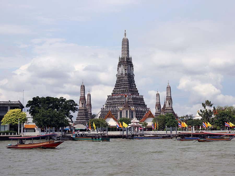 Bangkok: Wat Pho & Wat Arun Half-Day Private Walking Tour - Wat Pho’s Reclining Buddha: scale, materials, and meaning