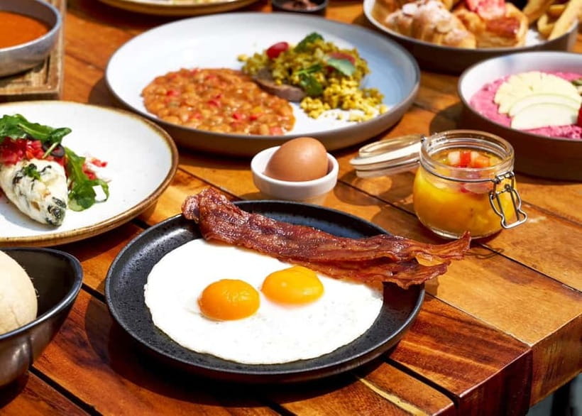 Bangkok: Weekend Breakfast Buffet at W Bangkok - Atmosphere at W Bangkok: stylish, energetic, and easy to relax in