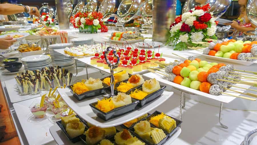 Bangkok: Wonderful Pearl Dinner Cruise and Live Performance - Chao Phraya landmark pass-by: the “where is that?” moments