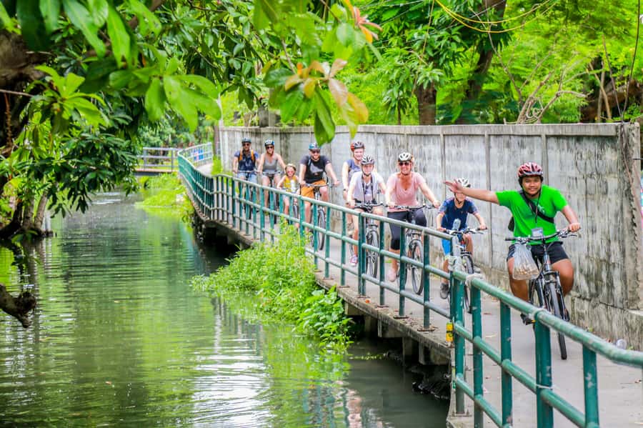 Bangkok’s Past with Local Taste Tour by Bike and Boat - Wat Hong Rattanaram in Thonburi: King Taksin’s shrine