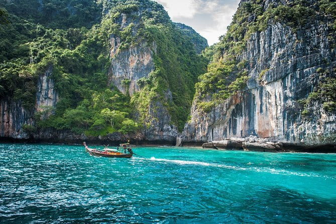 Beat the Crowds: Earlybird Phi Phi Islands by Speedboat - Maya Bay from the water: stunning cliffs with a closure twist