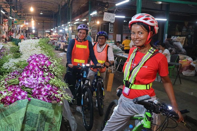 Bike Bangkok at Night with Thai Dinner - Stop 1: the briefing and getting kitted out (Thonburi side prep)