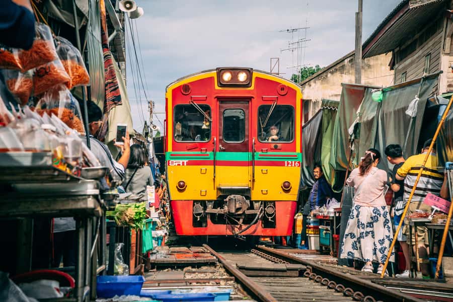 BKK: Ayutthaya, Maeklong Railway, Damnoen Saduak Floating - Maeklong Railway Market: the minute that makes the trip
