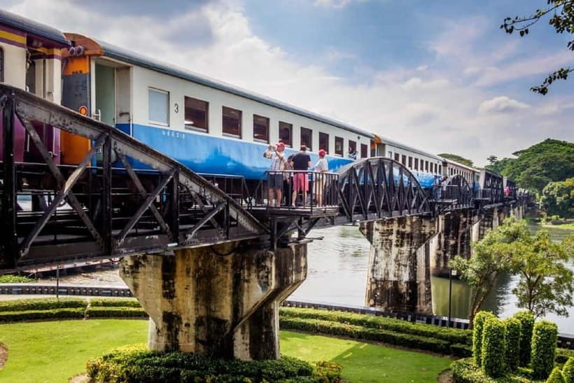 BKK: Damnoen Floating Market, Maeklong Rail & River Bridge - Kanchanaburi War Cemetery: the quiet start that sets the tone