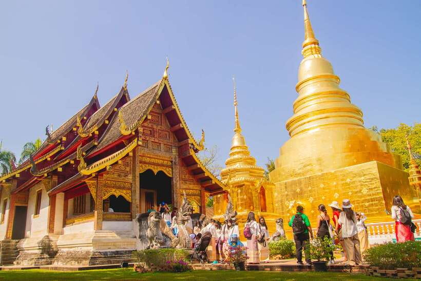 Chiang Mai: 3 Hour Old City and Temples Guided Walking Tour - Wat Phan Tao: small temple, serious wood carving
