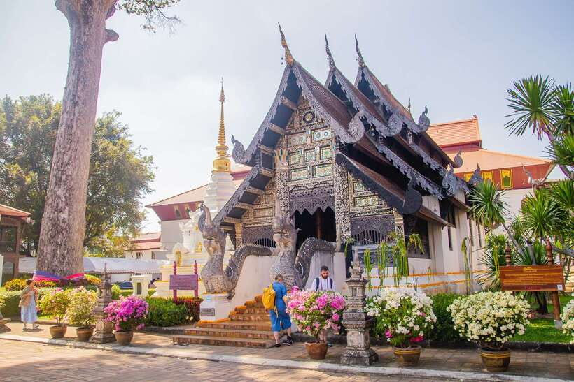 Chiang Mai: 3 Hour Old City and Temples Guided Walking Tour - Wat Phra Singh: mosaic sanctuary, Lion Buddha, and gilded pagodas