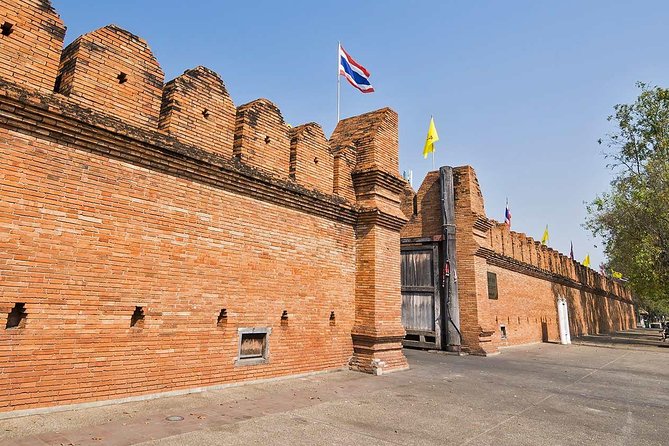 Chiang Mai Best City Tour with Doi Suthep, Pha Lat & Chedi Luang - Stop 4: Tha Phae Gate and Chiang Mai’s “start point” feeling