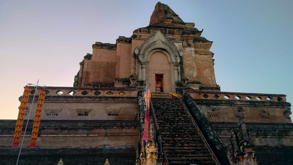 Chiang Mai: Chiang Mai Old City Twilight Walking Tour - Wat Chedi Luang: Pagoda Power in Warm Evening Light