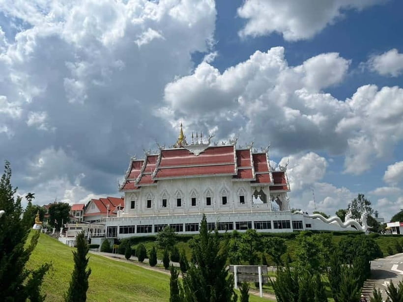 Chiang Mai: Chiang Rai Red, White, and Blue Temples day tour - Key Things You’ll Notice on This Chiang Rai Day Trip