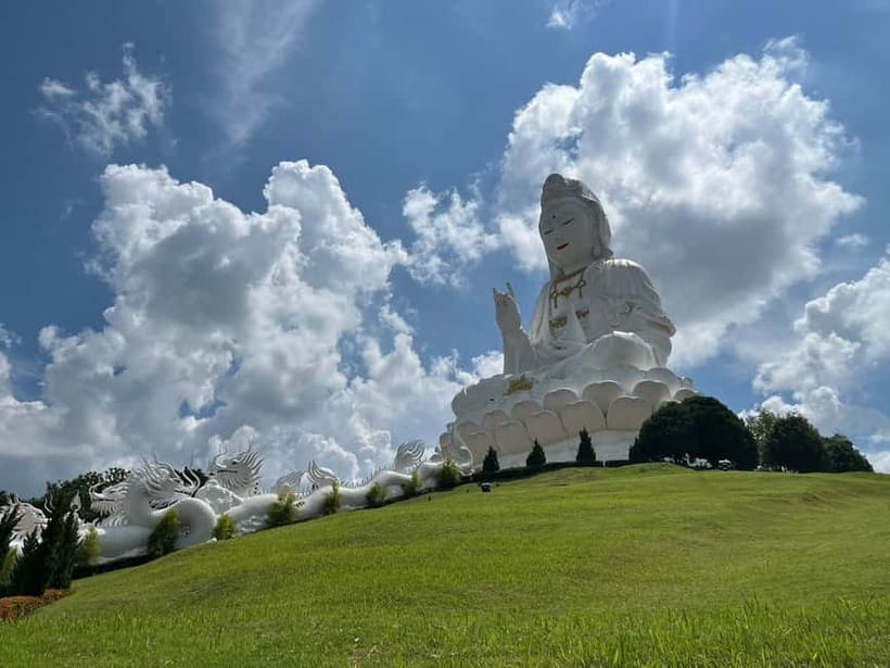 Chiang Mai: Chiang Rai Red, White, and Blue Temples day tour - Price and Logistics: What $40 Actually Buys You