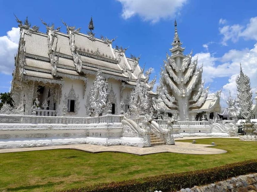 Chiang Mai: Chiang Rai Red, White, and Blue Temples day tour - Huay Pla Kang (Red Temple): Guan Yin and the Tall Pagoda Moment