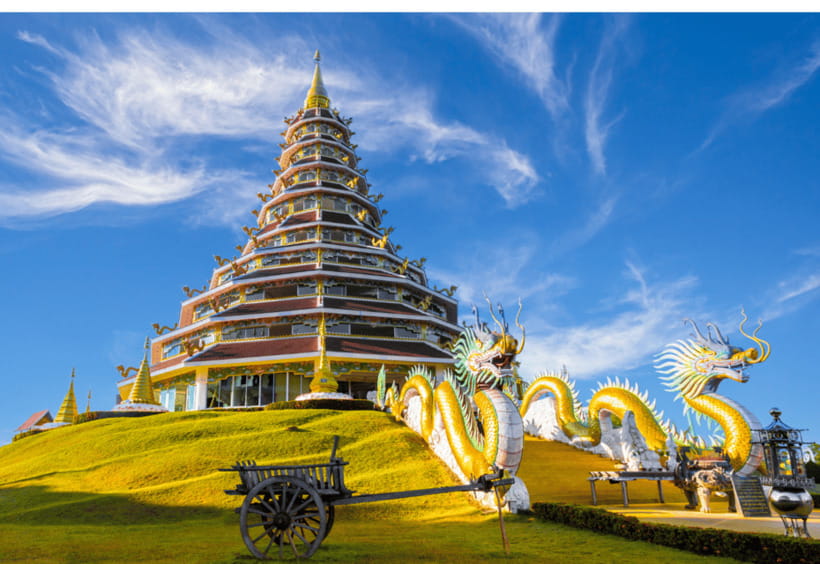 Chiang Mai: Chiang Rai White, Blue, Red Temples & Long Neck - Lunch at the local Thai buffet: when timing actually helps
