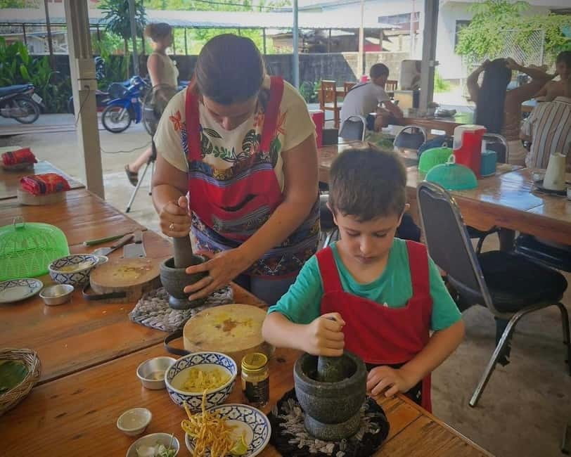Chiang Mai: Cooking Class, Market & Thai Herbs Garden Tour - Dining in the Organic Kitchen Garden: Where the Meal Lands