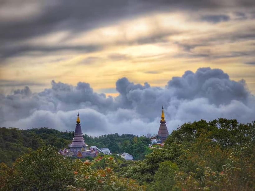 Chiang Mai: Doi Inthanon National Park and Kew Mae Pan Tour - Twin Pagodas: culture, gardens, and a valley view (when it’s clear)