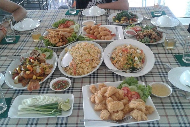 Chiang Mai Elephant Sanctuary and Temples Tour in Spanish - Wat Phra That Doi Suthep: cable car, stairs, and serious views
