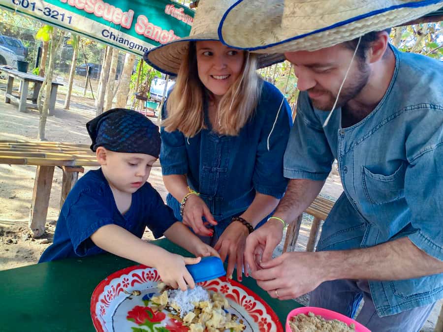 Chiang Mai: Elephant Sanctuary Guided Tour in Spanish - Caretaker clothes, sanctuary intro, and breakfast prep