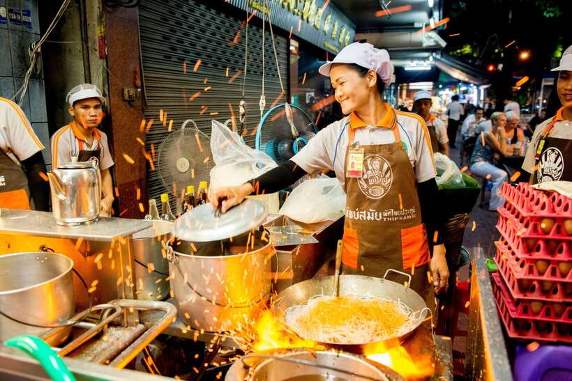Chiang Mai: Evening Sightseeing and Local Food Guided Tour - Wat Chedi Luang at night: the temple stop that changes the mood