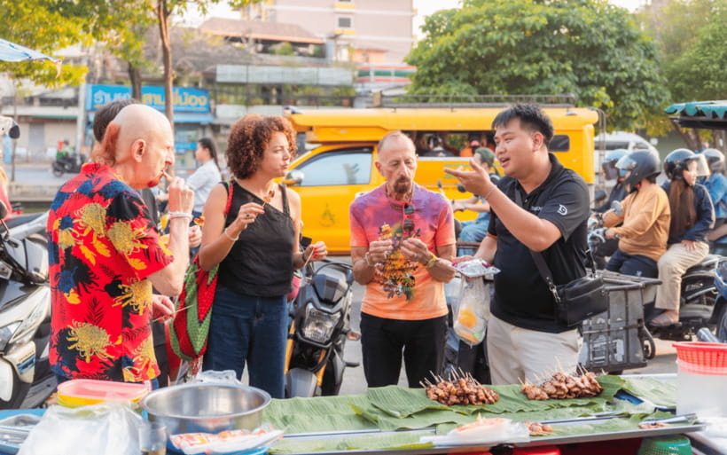 Chiang Mai: Evening Sightseeing and Local Food Guided Tour - The Ping River bar finale: a break without losing the evening