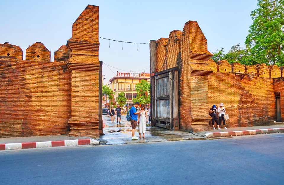 Chiang Mai: Exploration of Old City by Private Tuk-Tuk - Wat Phra Singh Woramahawihan: Lanna Architecture Up Close