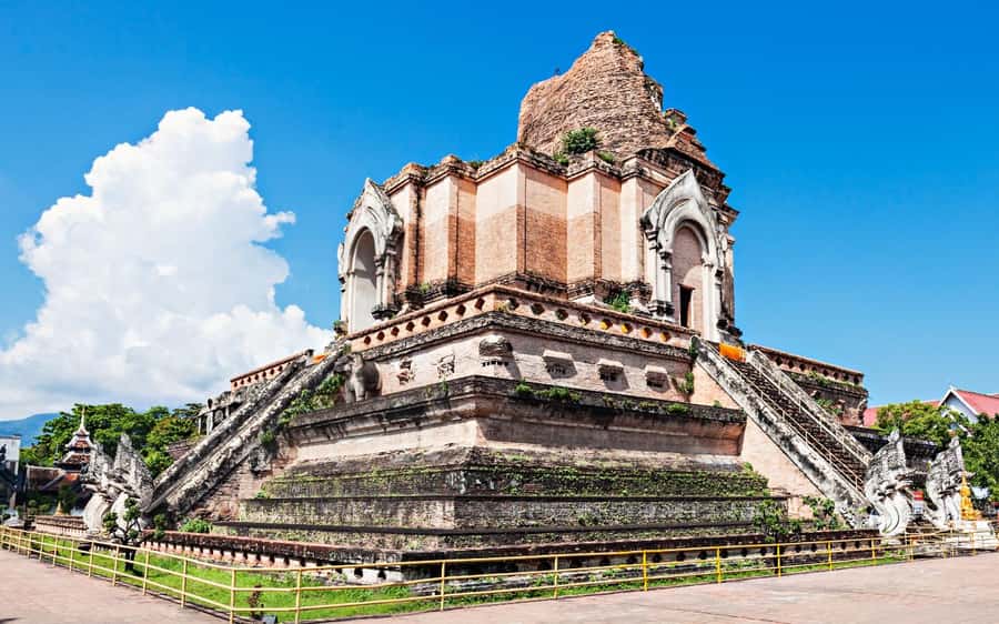 Chiang Mai: Half-Day Private City Tour by Tuk Tuk - Warorot Market (Kad Luang): walking the lanes after the temples