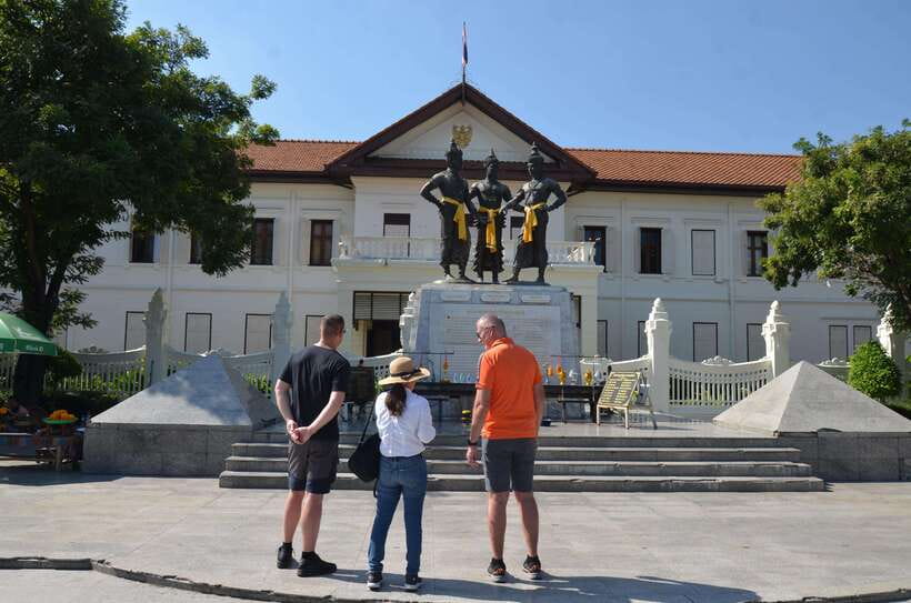 Chiang Mai: Historic Temples and City Guided Walking Tour - Wat Phra Singh: classic Lanna architecture you can finally read
