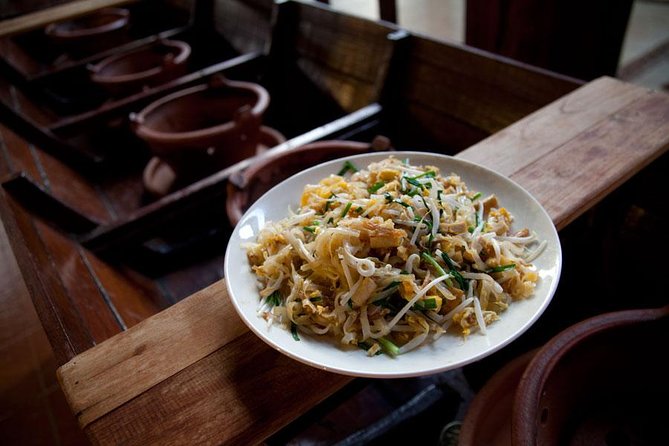 Chiang Mai Home Cooking Class with Garden Tour & Hotel Transfers - The family-table meal with local beer (and why it feels different)