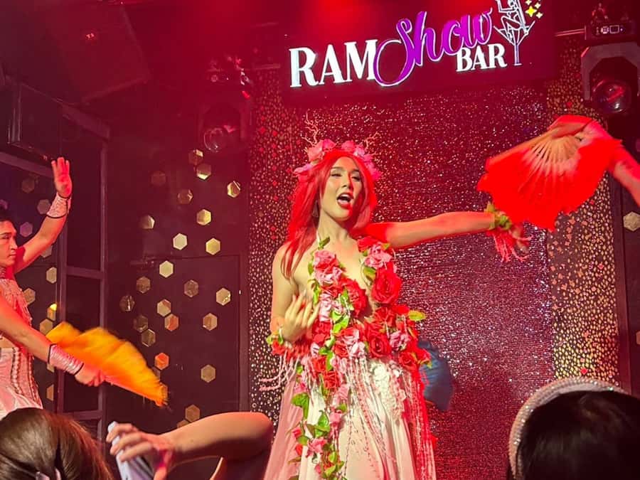 Chiang Mai: Ladyboy Cabaret Show with Dinner and Drinks - Night Market First: Why This Tour Starts Before the Stage