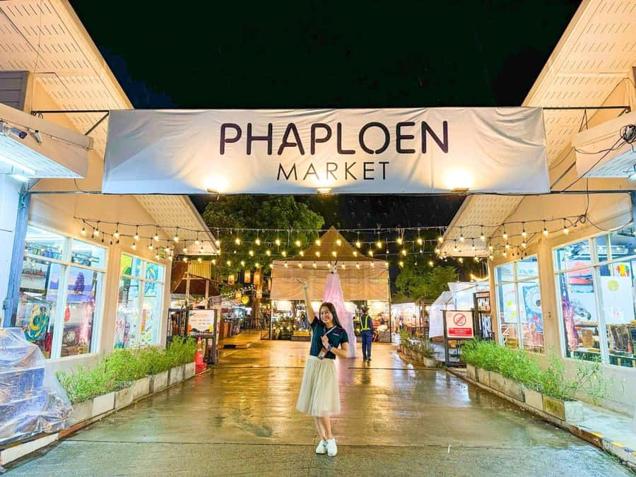 Chiang Mai: Ladyboy Cabaret Show with Dinner and Drinks - Meeting the Performers in the Right Order: Drinks, Then the Cabaret