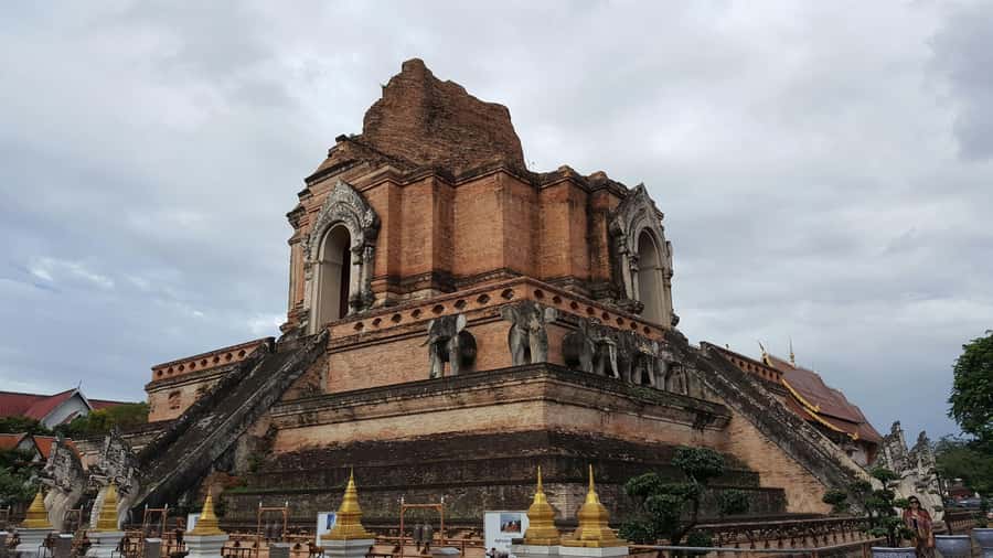 Chiang Mai Light: Tuk Tuk Night Tour with Temples & Markets - Wat Chedi Luang: the temple stop that sets the tone