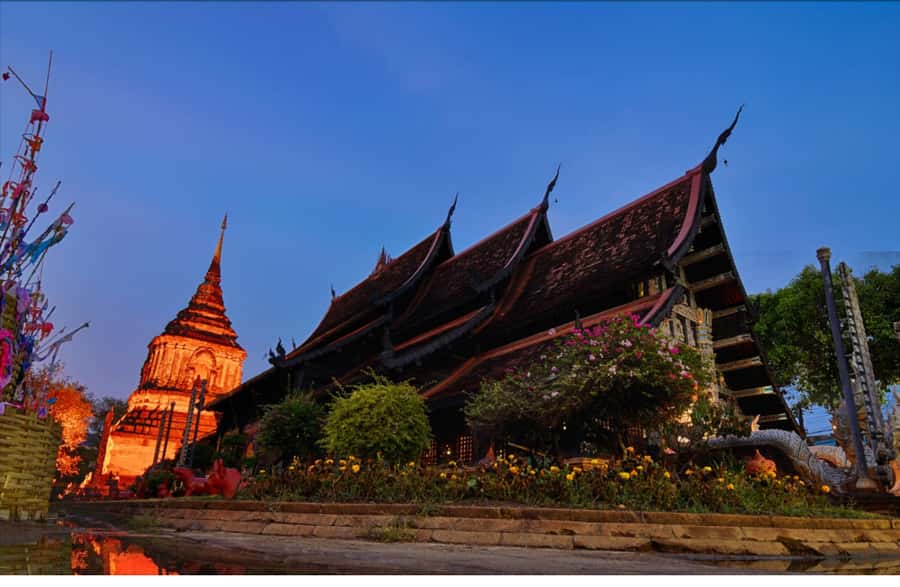 Chiang Mai Light: Tuk Tuk Night Tour with Temples & Markets - Tha Phae Gate and Chiang Mai Gate Market: night walking with purpose