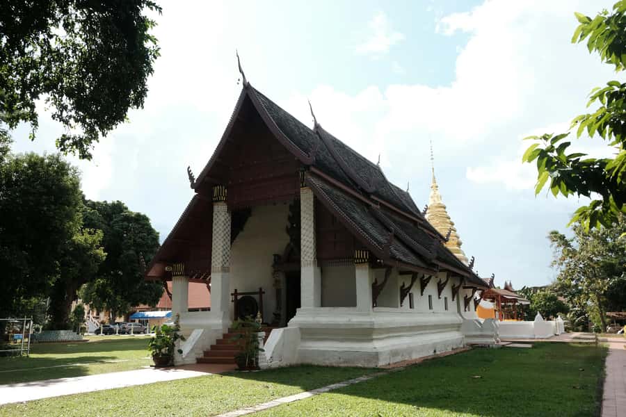 Chiang Mai Light: Tuk Tuk Night Tour with Temples & Markets - Tuk-tuk rides, English guide, and temple entry: the value math