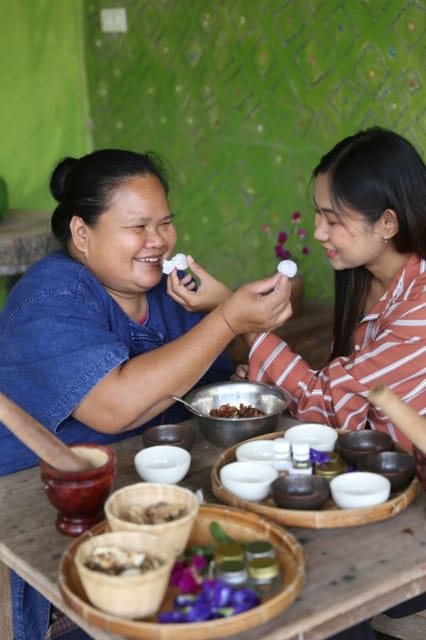 Chiang Mai : Making Herbal Ball And Inhaler - What makes the teaching style work (English, Thai, and small-group attention)