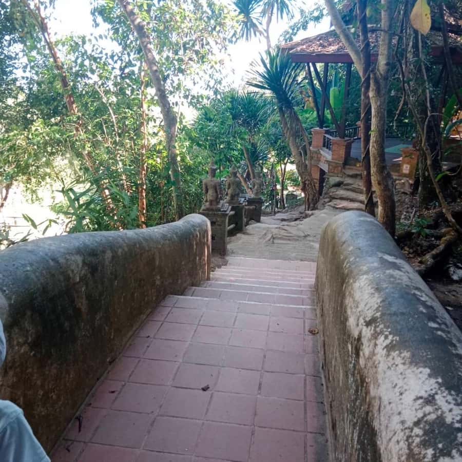 Chiang Mai Monk's Trail Wat Pha Lat & Visit Wat Doi Suthep - Wat Phra That Doi Suthep: Sacred Relic Story and Panoramic Payoff