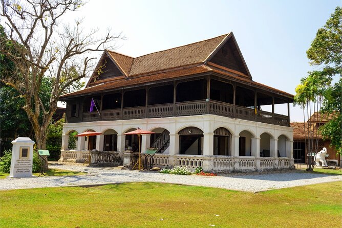 Chiang Mai Scavenger Hunt and Sights Self-Guided Tour - Tha Phae Gate: finishing on a lively landmark