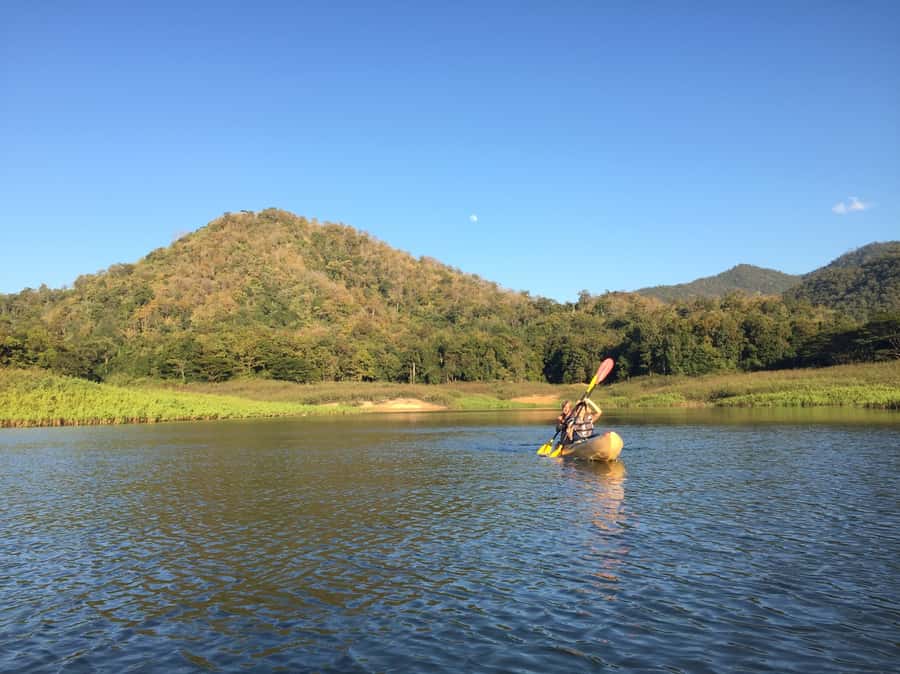 Chiang Mai: Sticky waterfall, lake kayak and cycling tour - Long-Tail Boat and Floating Lunch: Food Changes the Rhythm