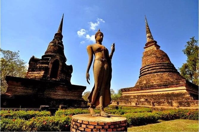 Chiang Mai Temples and Market Tuk Tuk Night Tour - Stop 2: Wat Phan Tao for old-city atmosphere