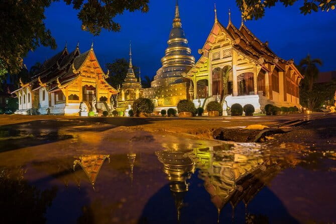 Chiang Mai Temples and Market Tuk Tuk Night Tour - Stop 1: Wat Phra Singh and the Lion Buddha first impression