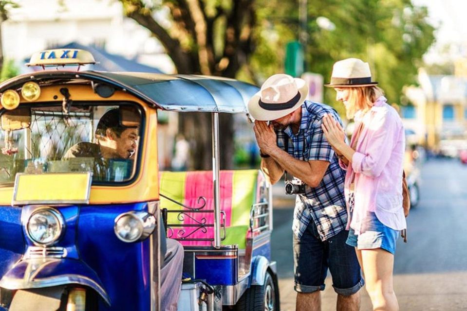 Chiang Mai: Temples and Street Food Night Tour by Tuk Tuk - Wat Phra Singh Woramahawihan and the Lanna temple gardens