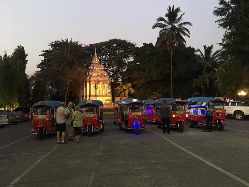 Chiang Mai: Temples and Street Food Night Tour by Tuk Tuk - Markets after dark: Mueang Mai and Warorot street food choices